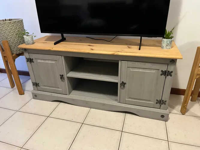 Rack TV 2 Portas 1 Prateleira em Madeira de Pinus Cinza 
