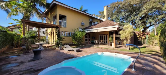 Sobrado para venda possui 840 metros quadrados em Condomínio Terras de Sant'Anna - Jacareí
