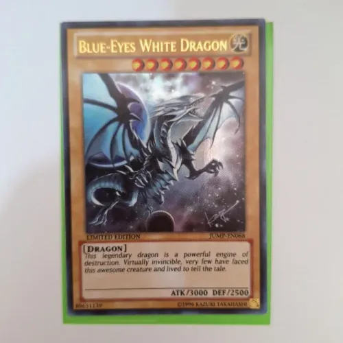 Carta Yugioh! Blue-Eyes White Dragon Ultra Rara JUMP-EN068 Edição Shonen Jump