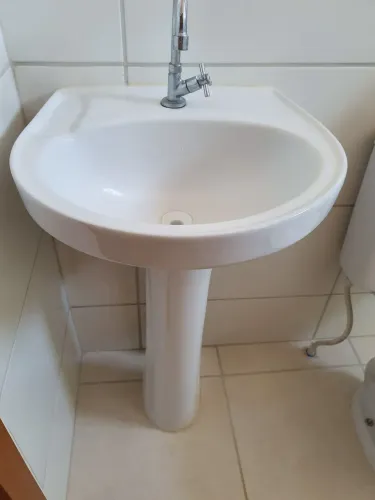 Pia com coluna para banheiro