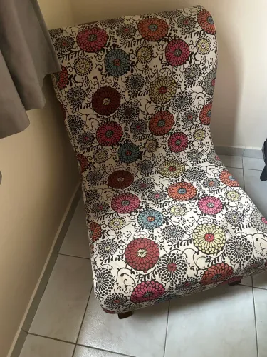 Vendo essa poltrona com descanso.