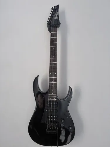Guitarra ibanez gio hsh com ponte trêmula (regulada por luthier)