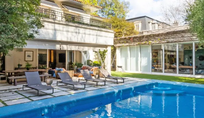 Casa nos Jardins com espaço verde e 579 m² | 5 suítes | 4 vagas em um dos trechos mais des