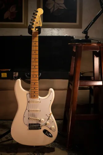Guitarra Fender Stratocaster Standard MIM Arctic White 2008 (vintage Noiseless)