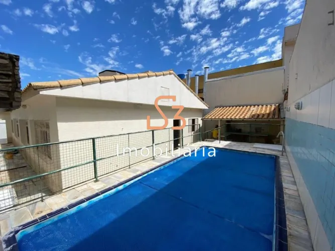 Casa para locação no bairro Santa Mônica em Uberlândia-MG: 3 quartos, 1 suíte, 2 salas, 2