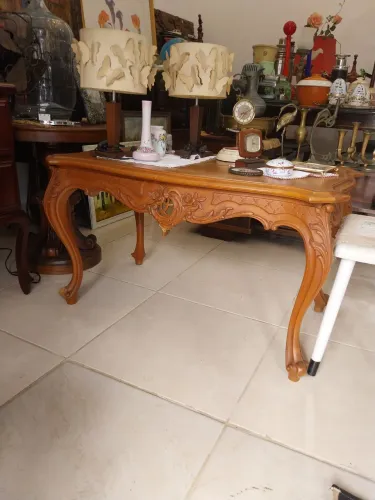 Mesa de centro de madeira entalhada antiga estilo Louis XV