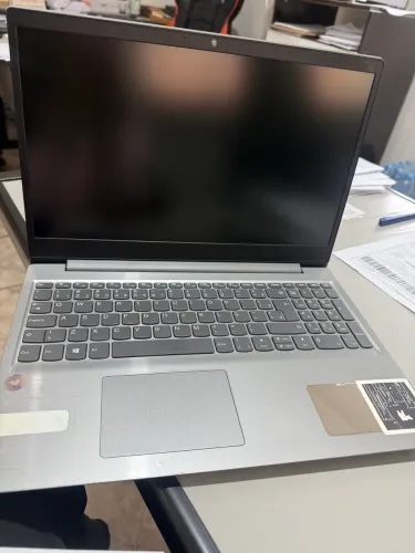 Notebook com pouco uso, acompanha carregador