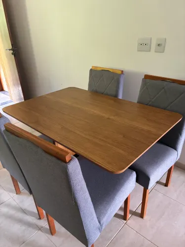 Mesa de jantar 4 cadeiras