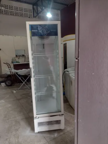 Cervejeira vertical de vidro semi nova 2300