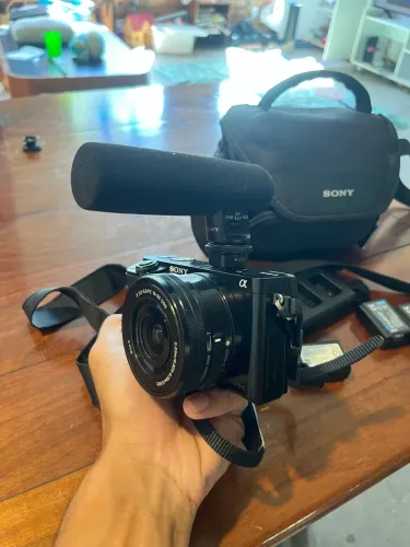 Sony A6000 + 16-50mm OSS + Microfone Sony ECM-GZ1M + 3 baterias + carregador duplo + bolsa