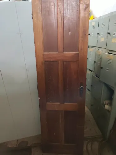 Porta de madeira maciça de 210 por 60