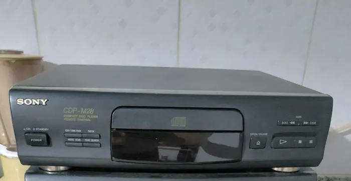 Toca CD sony m28. Esta sem a borrachinha e não tem controle