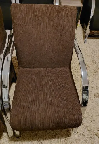 Vendo poltronas com braço Inox nova são seis unidades duas marrom e quatro preto 310 cada 