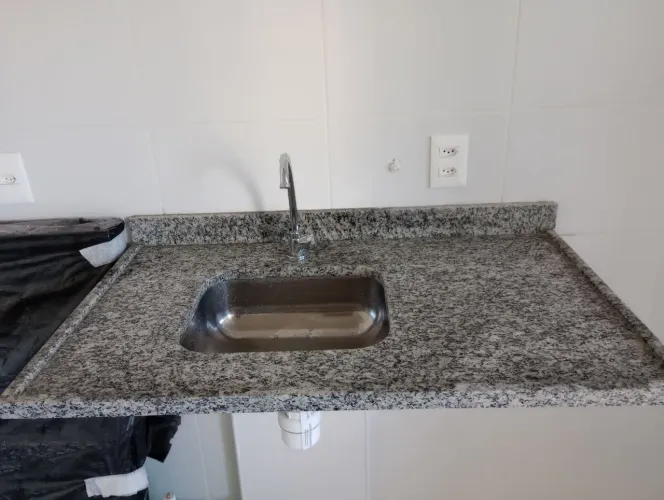 Pia de cozinha em granito cinza corumba