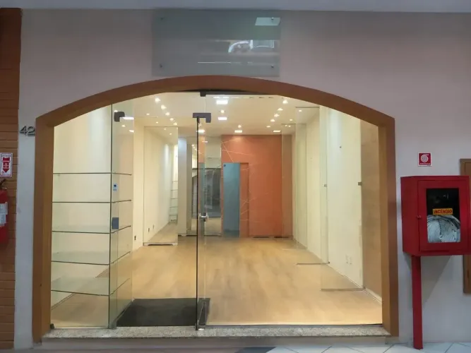 Loja a venda no Shopping possui 60 metros quadrados em Centro - São Gonçalo - RJ