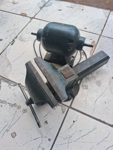 Vendo morsa grande número 8 e esmeril os dois por 450