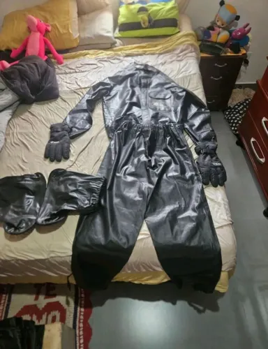 Kit Motociclista / Chuva (Tamanho M) - Capa, Capacete, Luvas e Polainas