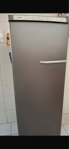 Freezer vertical Bosch 320 litros ( único defeito: fica em ligação direta)