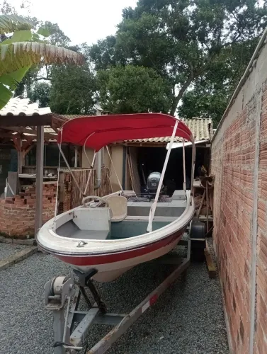 Lancha pouco usada.