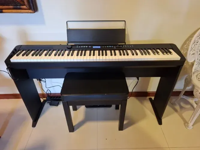 Casio PX 3100s com móvel original, pedal triplo e banco. Muito novo e conservado.