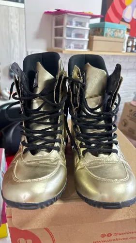 Bota metalizada dourada pra academia