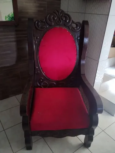Poltrona de madeira talhada