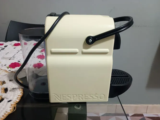 Nespresso inissia bem conservada