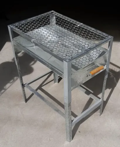 Churrasqueira Galvanizada Grande 40×60cm c/ Pé Removível