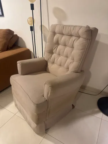 Poltrona de amamentação com balanço em linho