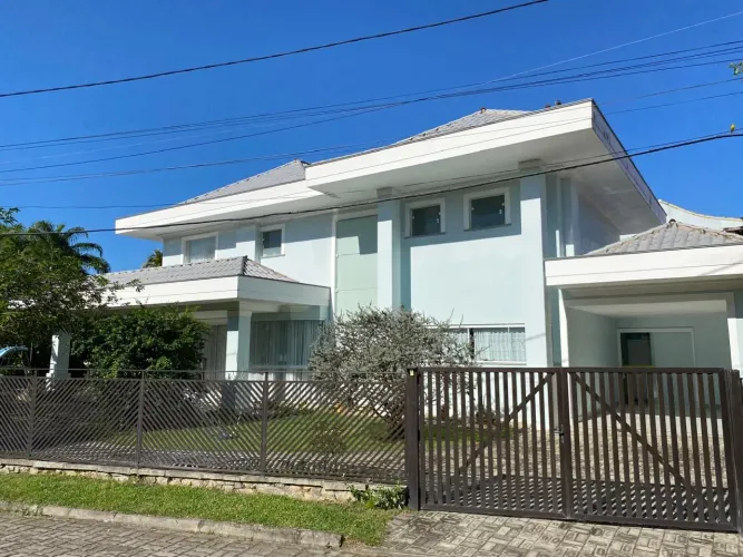 Excelente casa em condomínio beira lagoa