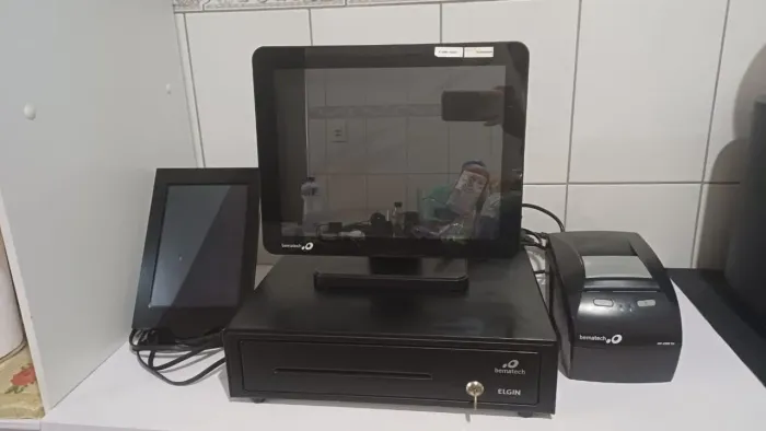 Monitor touch + Impressora térmica + Gaveta de dinheiro + Totem de pesquisa