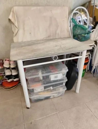 mesa branca com tampo de granito em perfeito estado + 4 cadeiras brancas conjunto completo