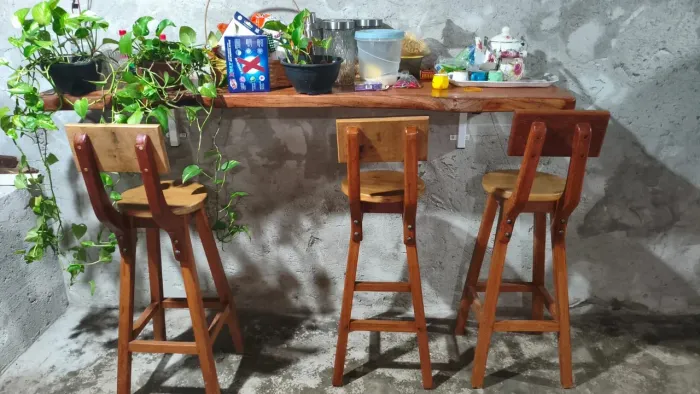 Prancha com banquetas rústicas