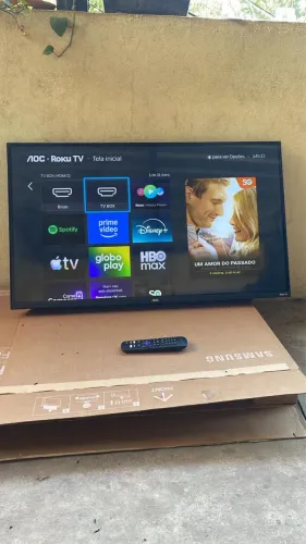 Smart tv aoc 43 borda fina funcionando perfeitamente. Acompanhar controle