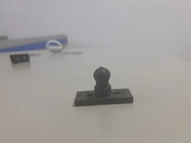 884 - PINO DE PLASTICO DO CARRINHO C241 / MARCA: CEM