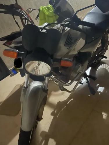 Vende-se moto. Apenas duas donas!