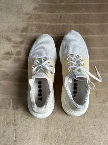 Tênis Adidas Boost