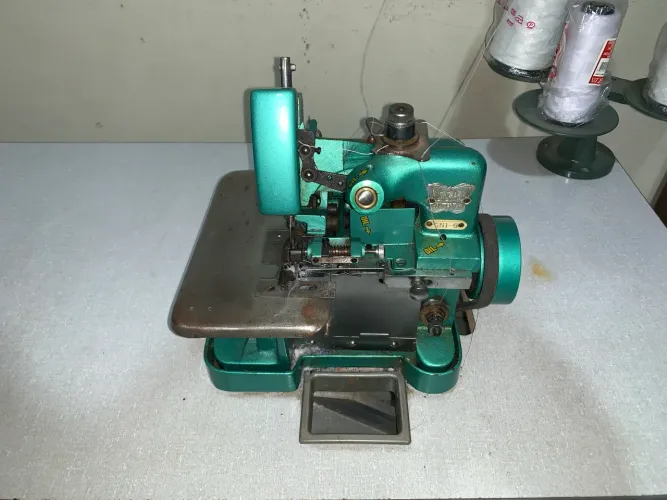 Máquina Overlock Industrial GN1-6 (Chinesinha) Completa Com Mesa E Motor