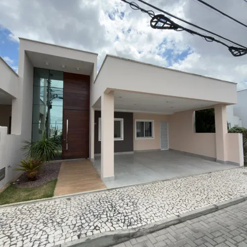 Vede-se excelente casa em condomínio