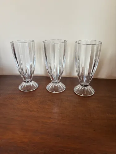 três copos de milkshake