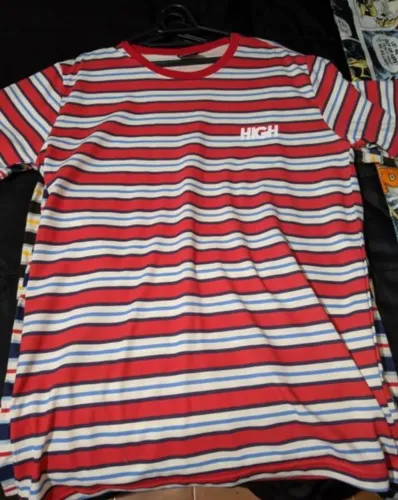 camiseta high listrada vermelha tamanho M