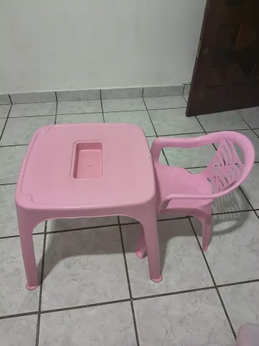 Mesa infantil com 1 cadeira