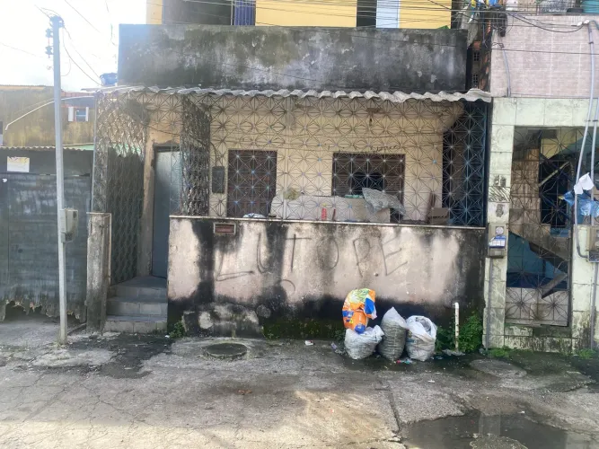 Vende-se uma casa no território