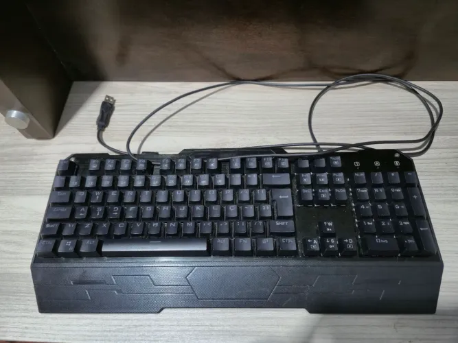 Teclado mecânico 100% switch azul com fio e LED
