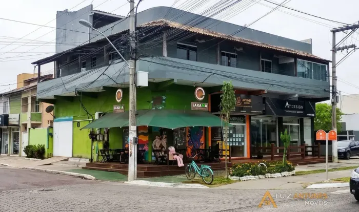 Prédio Inteiro: Apartamento + 3 Lojas por R$ 3.200.000,00 - Novo Portinho