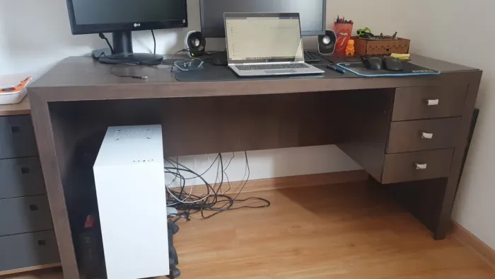 Escrivaninha com três gavetas