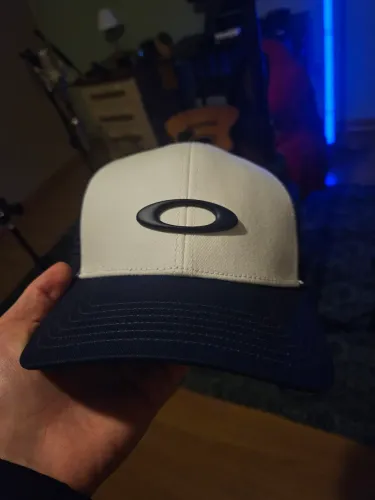 Boné Oakley novo 