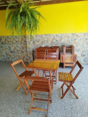 Conjunto de mesas dobráveis em madeira de Paraju 