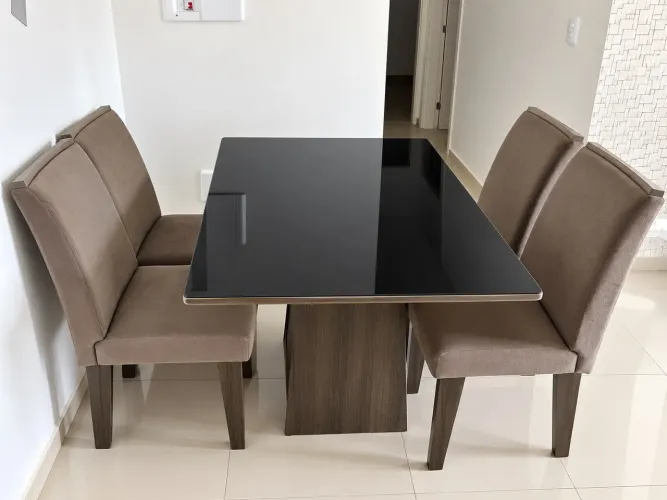 Mesa com 4 cadeiras