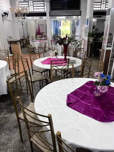 8 Mesa e 60 cadeiras para salão de festa